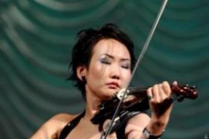 Хийлч Дээгий хүүхнүүдээ дэмжинэ